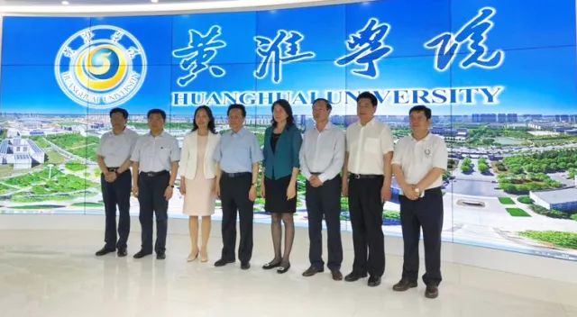 中華職業(yè)教育社理事長陳昌智、河南省副省長霍金花一行參觀展廳